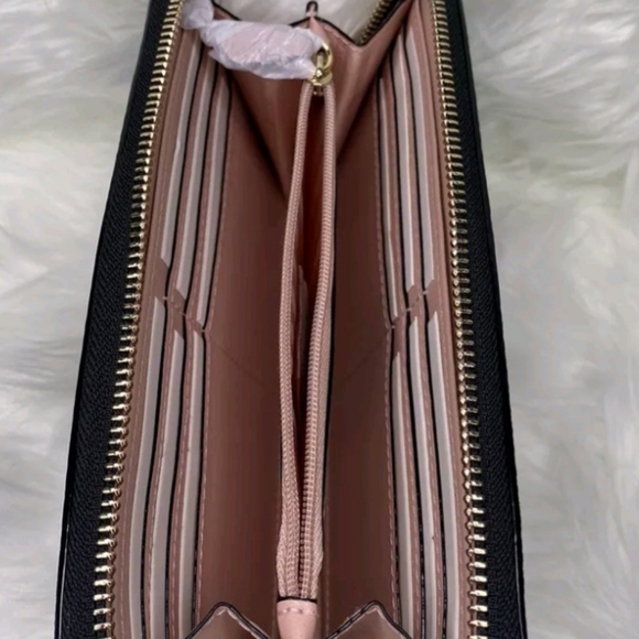 Victoria's Secret Wallet Brand New Black Chevron Quilted zip around - Picture 2 of 3